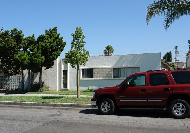 1931 E Wilson Ave in Orange, CA - Foto de edificio - Building Photo