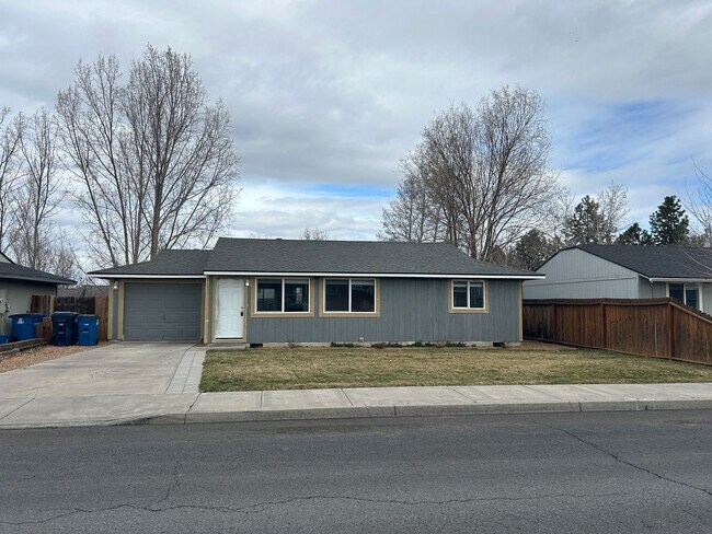 3201 SW Quartz Ave in Redmond, OR - Building Photo - Building Photo