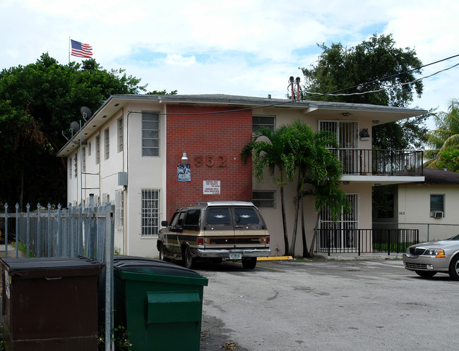 952 NW 6th St in Miami, FL - Building Photo - Building Photo