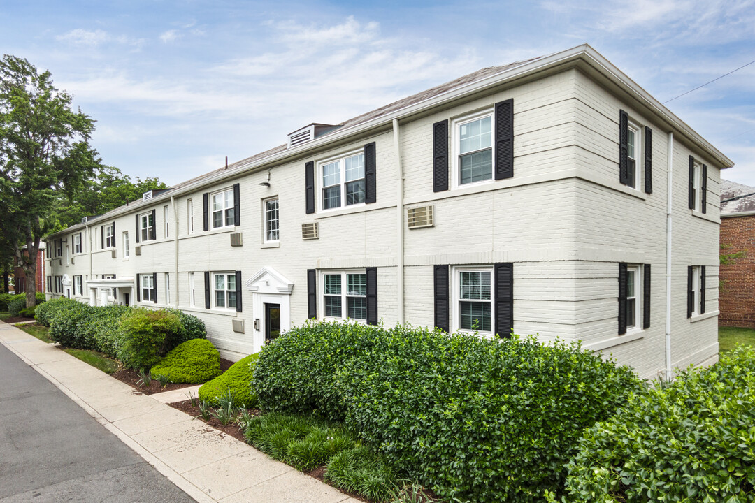 Arlington Oaks in Arlington, VA - Building Photo