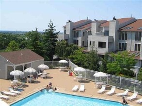 816 Topsail Ln in Secaucus, NJ - Building Photo - Building Photo