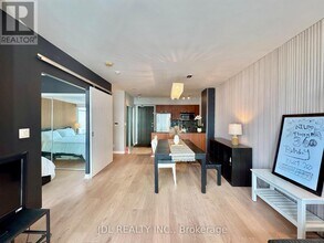 22 Wellesley St E in Toronto, ON - Building Photo - Building Photo