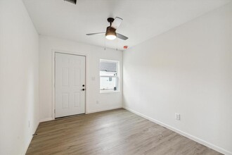 306 E 40th 1/2 St in Houston, TX - Building Photo - Building Photo