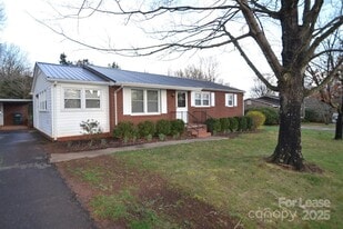 2037 N Deal Ave in Newton, NC - Building Photo