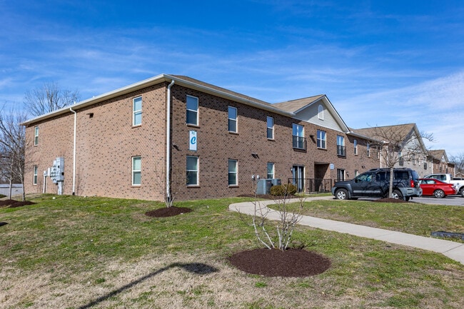Sumner Gardens Apartments in Gallatin, TN - Foto de edificio - Building Photo