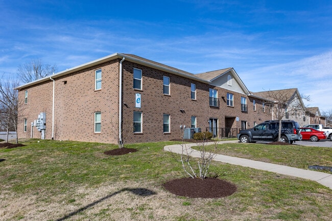 Sumner Gardens Apartments in Gallatin, TN - Building Photo - Building Photo