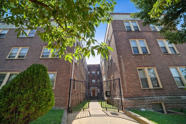 Adams Court Apartments