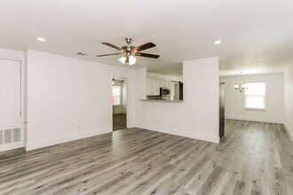 1725 Vineridge Ln in Burleson, TX - Foto de edificio - Building Photo