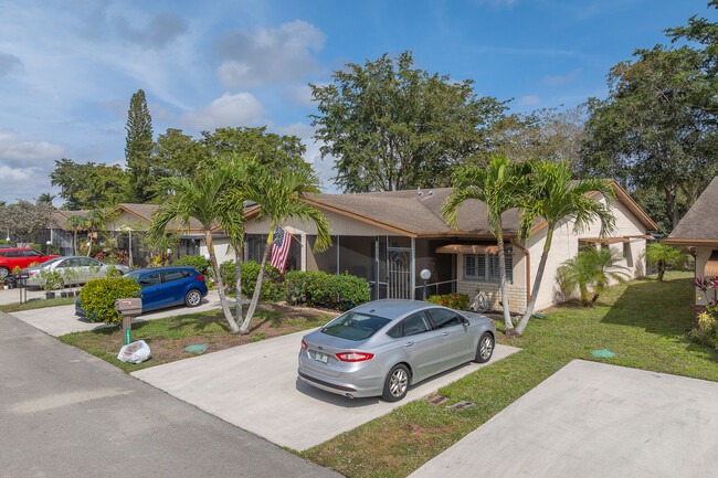 Pine Ridge South I in Greenacres, FL - Foto de edificio - Building Photo