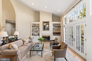 7440 Old Maple Square in McLean, VA - Building Photo