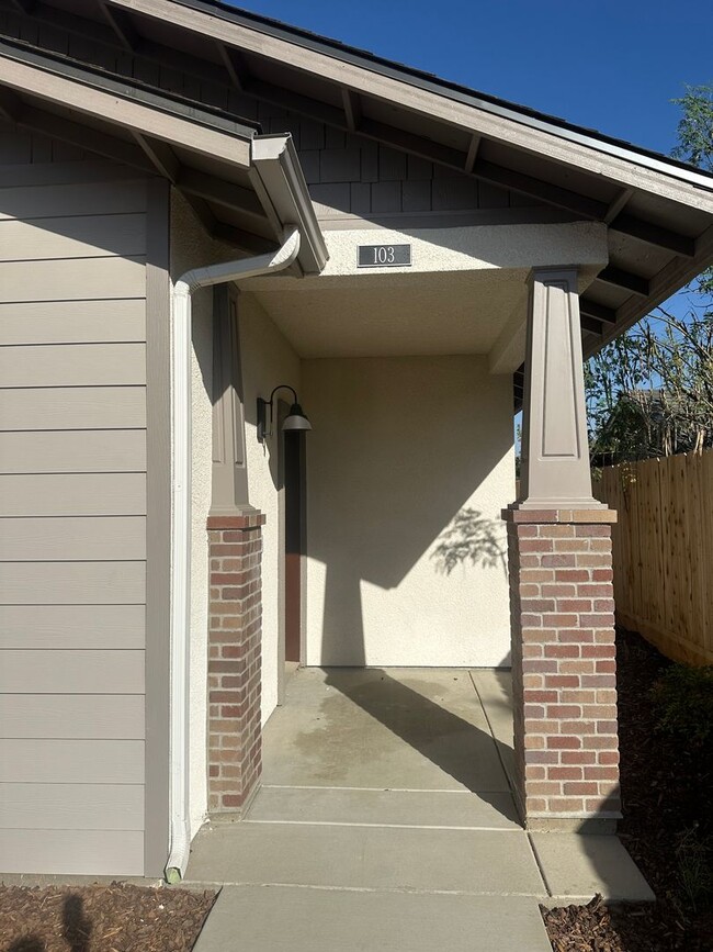 506 S Summit St-Unit -506 S. Summit St. #103 in Visalia, CA - Building Photo - Building Photo