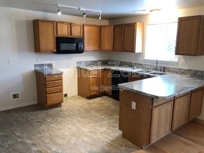 3268 SW Metolius Pl in Redmond, OR - Building Photo - Building Photo