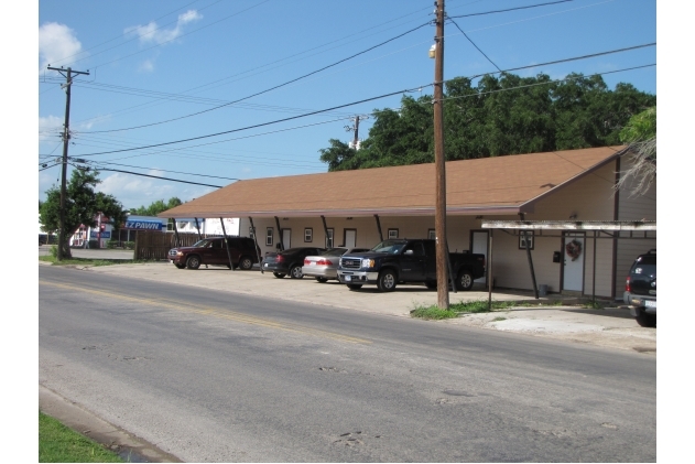 720 W Kenedy Ave in Kingsville, TX - Foto de edificio - Building Photo