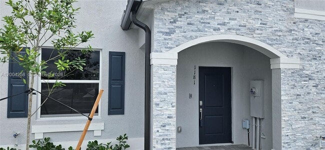 1181 SE 1st Ave in Florida City, FL - Building Photo - Building Photo