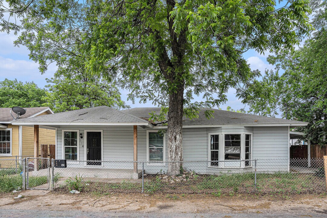 614 Torreon St in San Antonio, TX - Foto de edificio