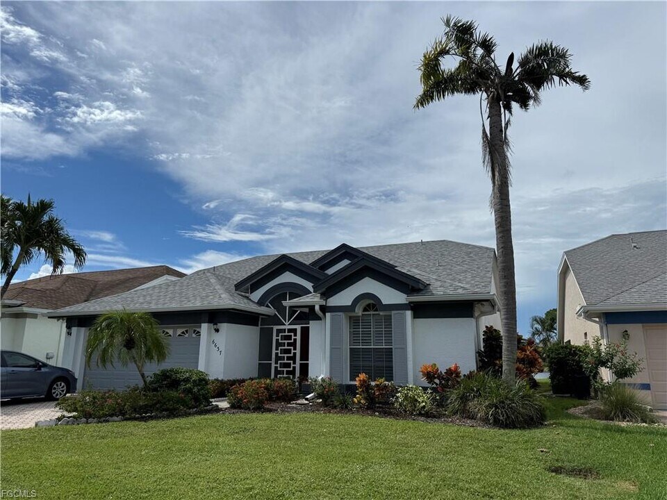 6637 Vancouver Ln in Naples, FL - Building Photo