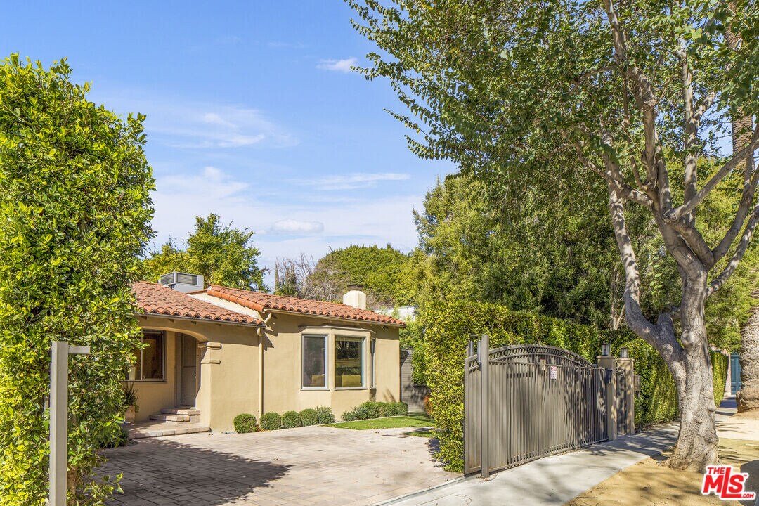 735 Westmount Dr in West Hollywood, CA - Building Photo