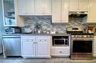 180 Lake Ave, Unit 2-topfloor in Tuckahoe, NY - Building Photo - Building Photo