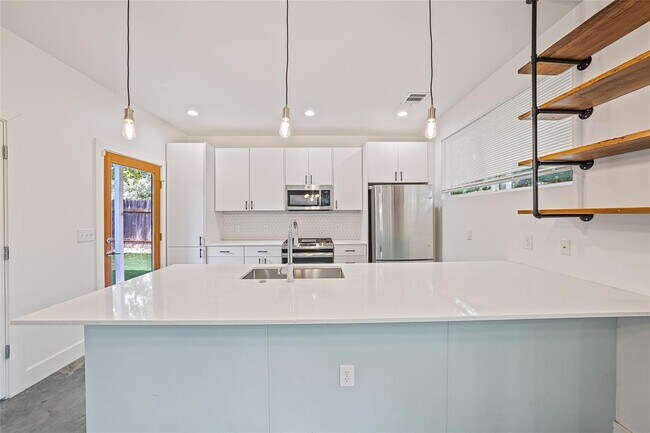 600 W Odell St in Austin, TX - Building Photo - Building Photo