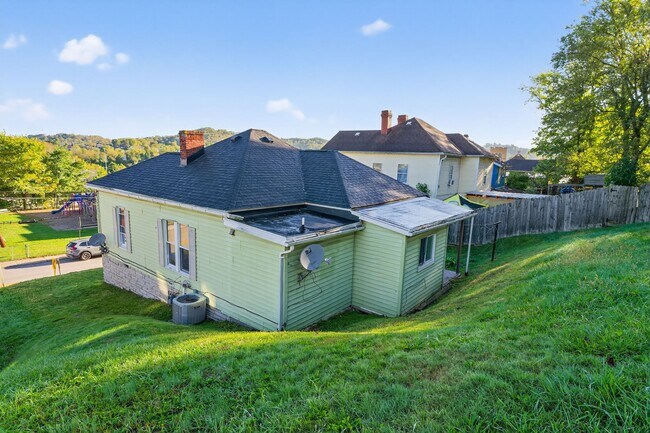 1627 W Pike St in Clarksburg, WV - Building Photo - Building Photo