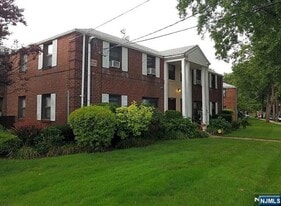 65 Arcadia Rd in Hackensack, NJ - Building Photo