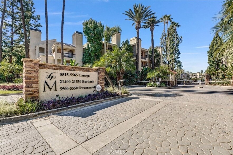 5535 Canoga Ave, Unit 204 in Los Angeles, CA - Building Photo