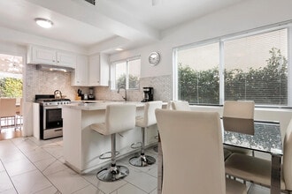 6716 Ventura Canyon Ave in Van Nuys, CA - Foto de edificio - Building Photo
