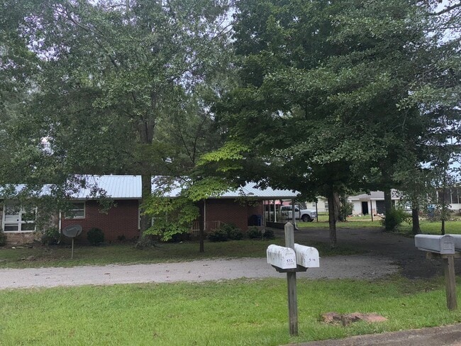551 Glade Rd E in Anniston, AL - Building Photo - Building Photo