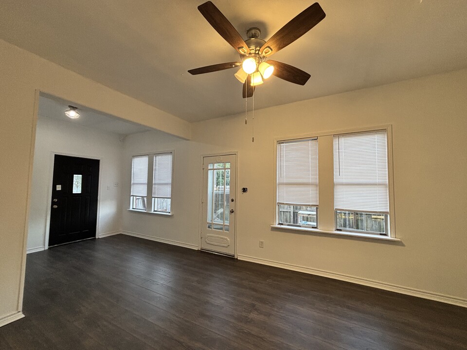 1117 Dallas St in Port Neches, TX - Building Photo