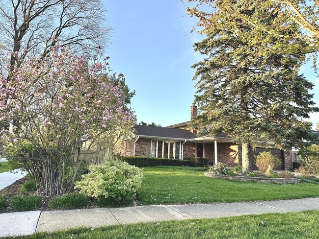 1712 E Maya Ln in Mount Prospect, IL - Building Photo - Building Photo