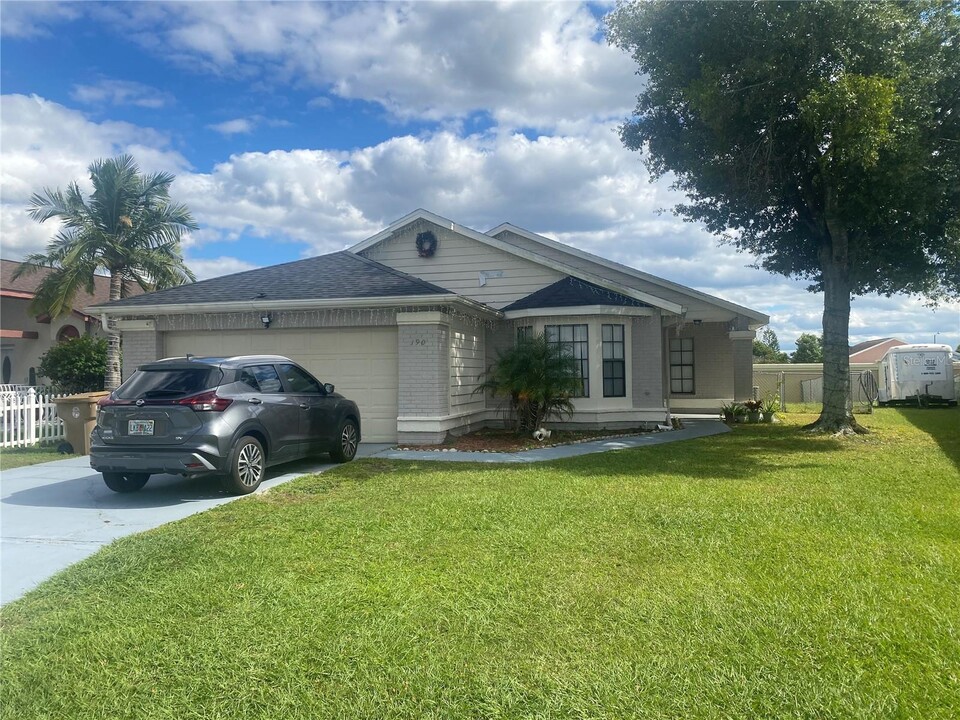 190 Coralwood Cir in Kissimmee, FL - Foto de edificio