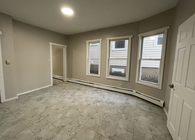 133 Godwin Ave, Unit 1 in Paterson, NJ - Foto de edificio - Building Photo