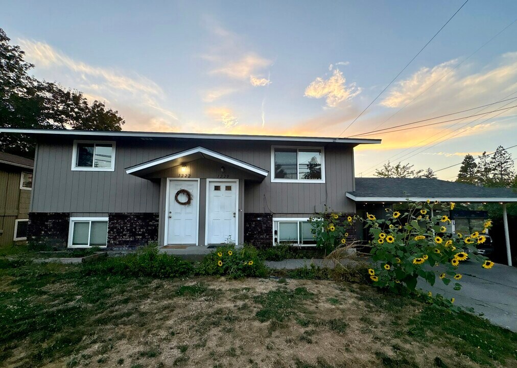 1222 S Pittsburg St in Spokane, WA - Foto de edificio