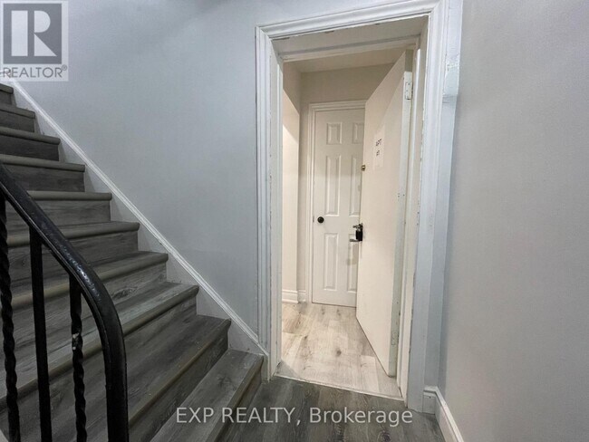 259 Lakeshore Rd E in Mississauga, ON - Building Photo - Building Photo