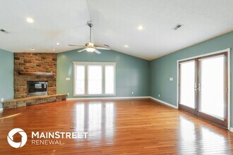 7718 Dominique Dr in Louisville, KY - Foto de edificio - Building Photo