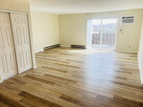 1201 Marcia Ave, Unit 203 in West Bend, WI - Foto de edificio - Building Photo