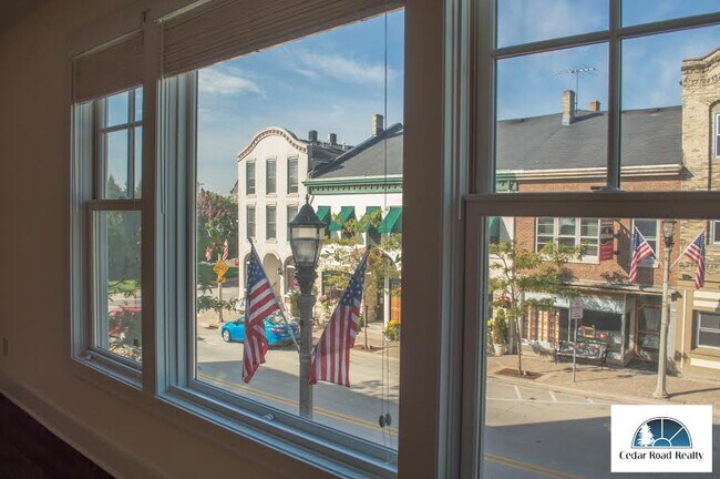 209 E Jackson St, Unit West Apartment in Port Washington, WI - Building Photo - Building Photo