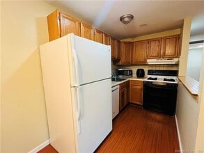 44 Surrey Dr in Newington, CT - Building Photo - Building Photo