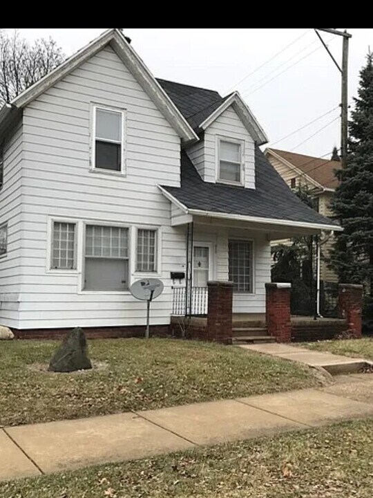 913 E Washington St in South Bend, IN - Building Photo