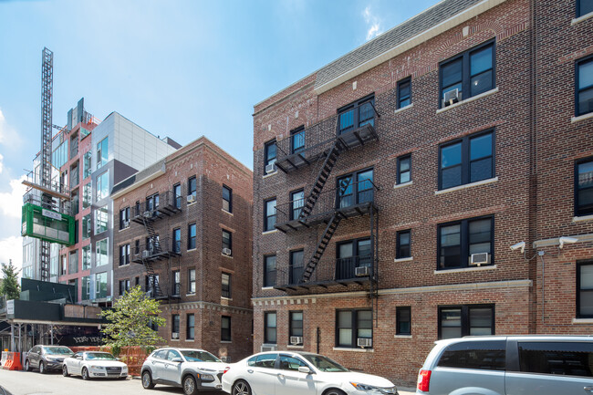 43-38 39th Pl in Long Island City, NY - Foto de edificio - Building Photo