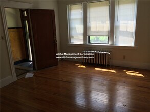 349 Pleasant St, Unit B2-2 in Malden, MA - Foto de edificio - Building Photo