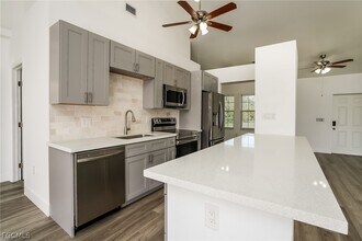 5227 3rd St W in Lehigh Acres, FL - Foto de edificio - Building Photo