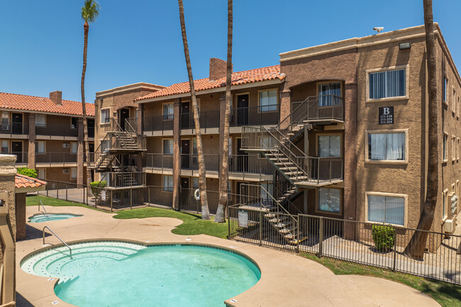 Tamarak Gardens Apartments in Phoenix, AZ - Foto de edificio - Building Photo