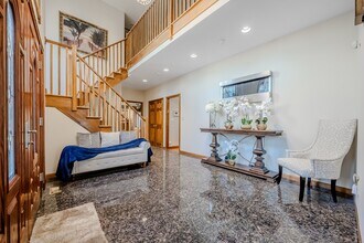 723 Laurie Ln in Orange, CT - Foto de edificio - Building Photo