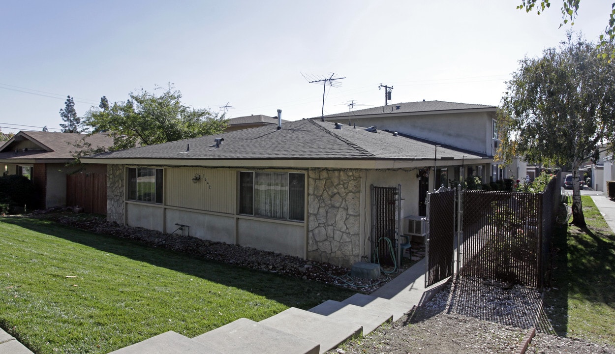 1242 W 11th St in Upland, CA - Foto de edificio