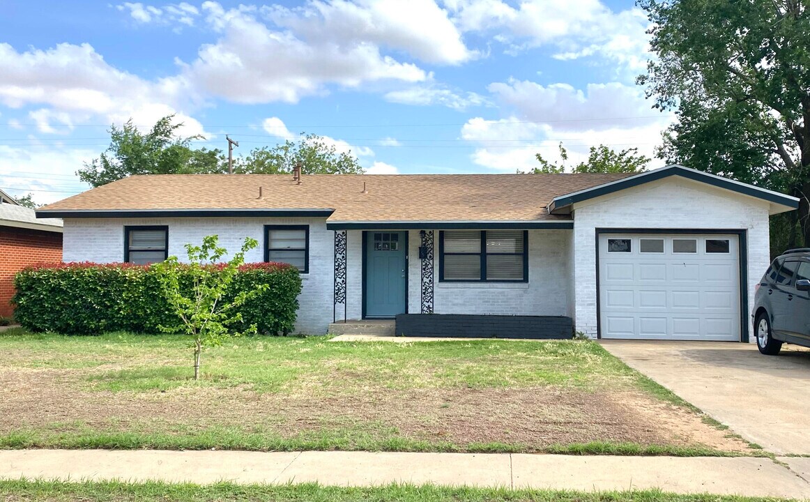 2009 43rd St in Lubbock, TX - Building Photo