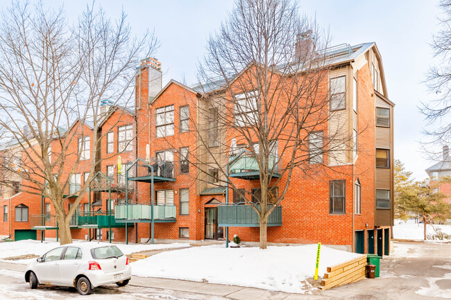 647 Du Ruisseau Tsse in Lachine, QC - Building Photo - Primary Photo
