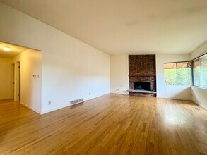 5016-5018 Sand Point Pl NE in Seattle, WA - Building Photo - Building Photo