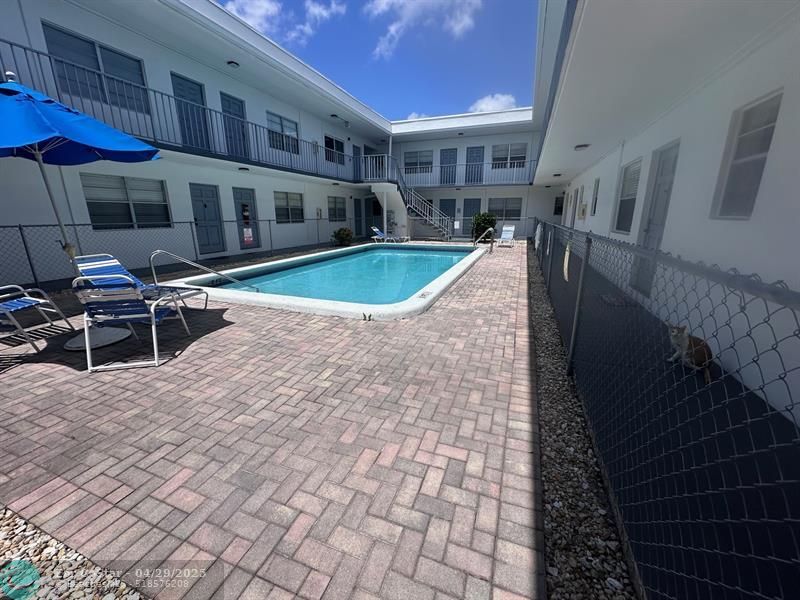 30 SE 4th Ave in Hallandale Beach, FL - Building Photo