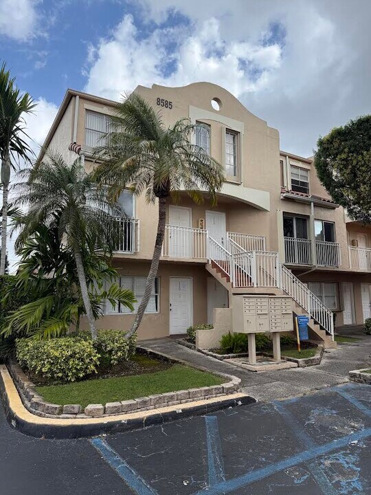 8585 NW 6th Ln, Unit 110 in Miami, FL - Foto de edificio